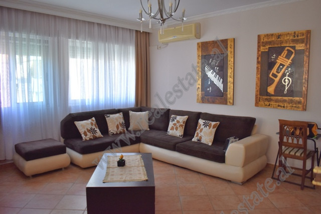 Apartament 3+1 me qera tek Komuna Parisit ne Tirane (TRR-615-32m)